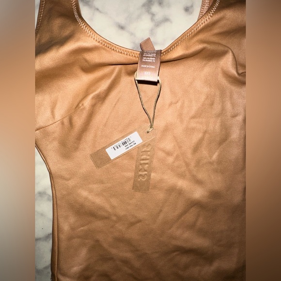 SKIMS Wet Jersey Tank Bodysuit faux Leather Ochre - Picture 3 of 3